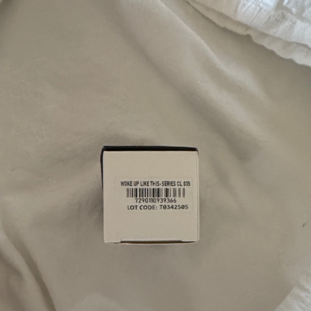 IL MAKIAGE Flawless Base Foundation Box - Black with White Text - Picture 2 of 6